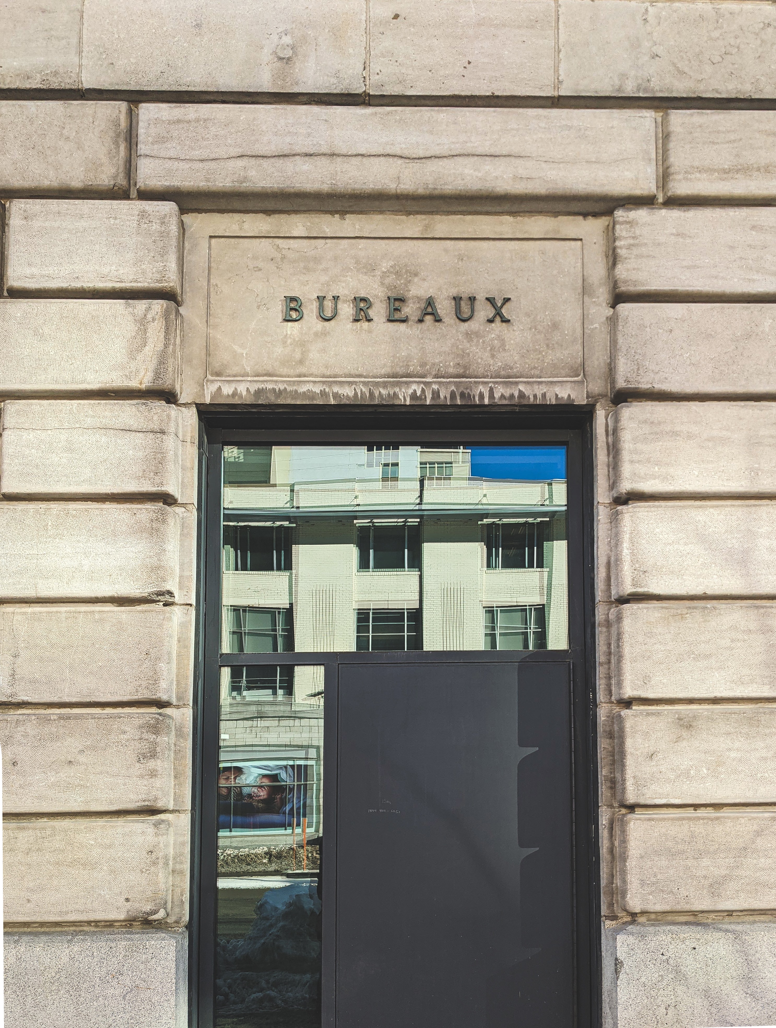 Gebäudeeingang Bureaux