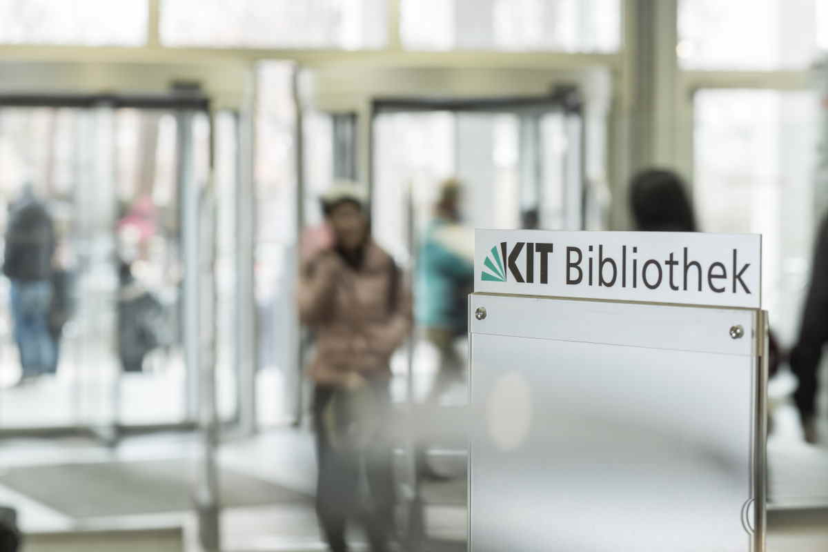 KIT Eingang KIT Bibliothek mit Schild