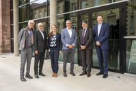 6 Menschen von zwei Unis bei einem Treffen in einer Reihe