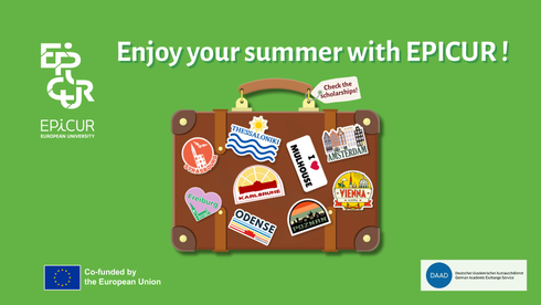 Reise-Koffer mit bunten Reisepässen-/Sticker-Aufklebern vor grünem Hintergrund.