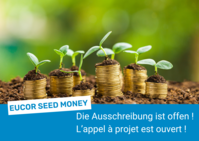 Junge Pflanzen sprießen aus Münzstapeln; EUCOR Seed Money Ausschreibung eröffnet.
