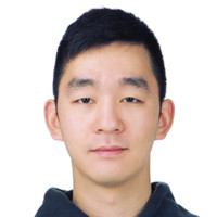 Portr&auml;t eines asiatischen Mannes mit kurzen schwarzen Haaren vor wei&szlig;em Hintergrund.
