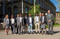 Statue vor einem Gebäude mit Schriftzug "International Days 2025".