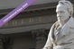 Statue vor einem Gebäude mit Schriftzug "International Days 2025".