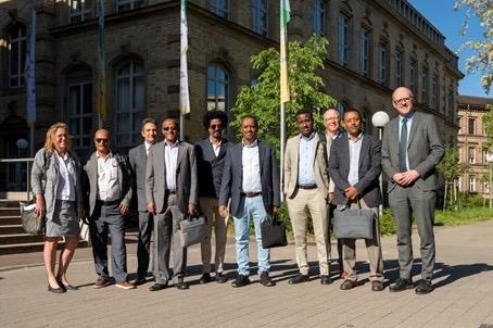 Delegation, viele Menschen