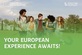 Junge Menschen gehen lächelnd zusammen, mit dem Slogan „Your European Experience Awaits!“