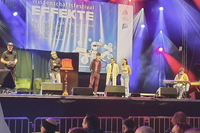 Gruppe von Personen auf einer Bühne vor einem Banner des Wissenschaftsfestivals „Effekte“.