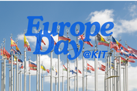 Viele Flaggen von europäischen Ländern auf Flaggenmasten vor blauem Himmel.