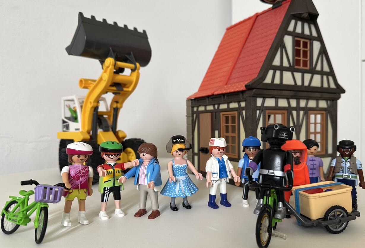 Figuren stehen und unterhalten sich