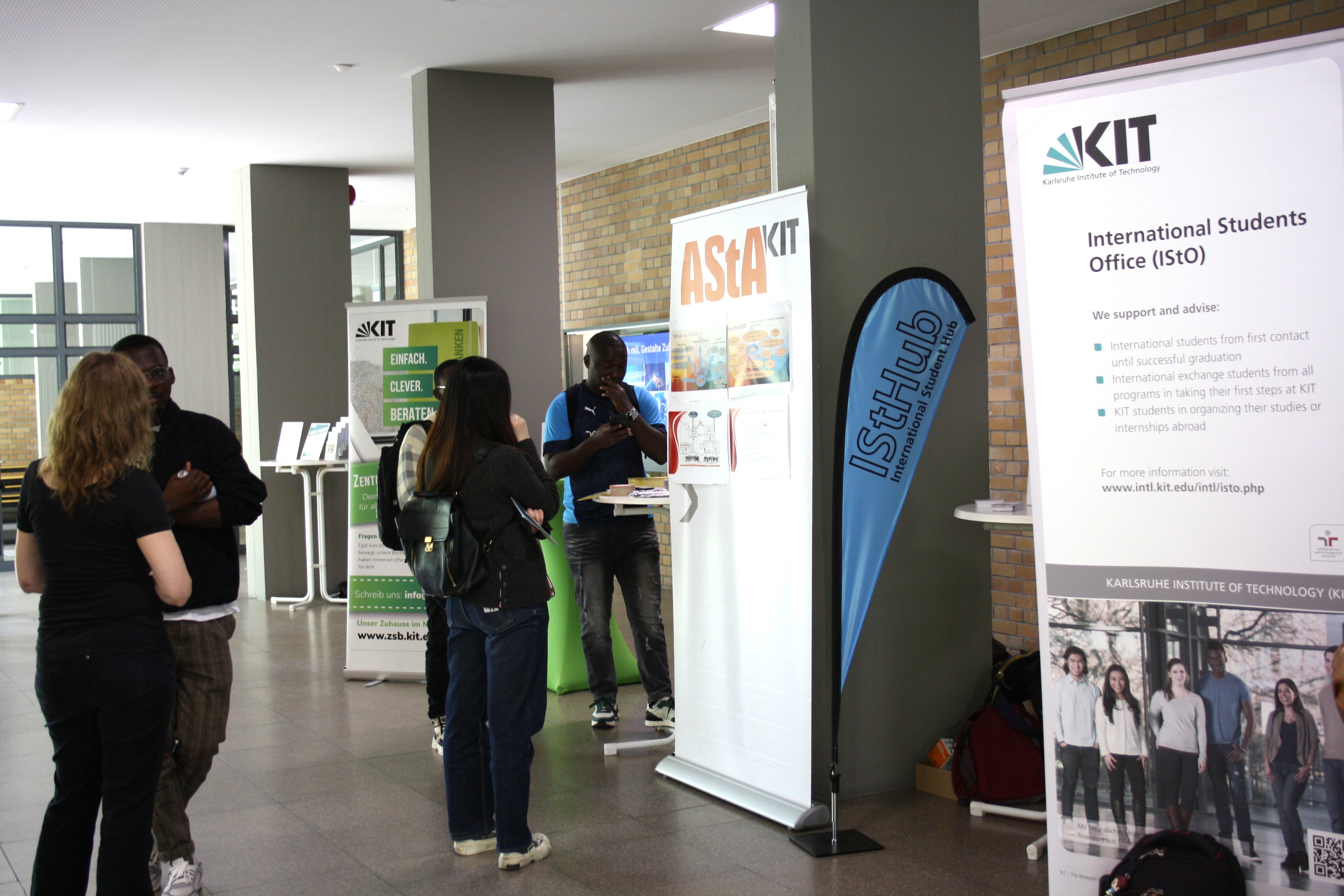 Informationsstand des International Students Office (ISTO) am KIT mit Beratenden und Studierenden.