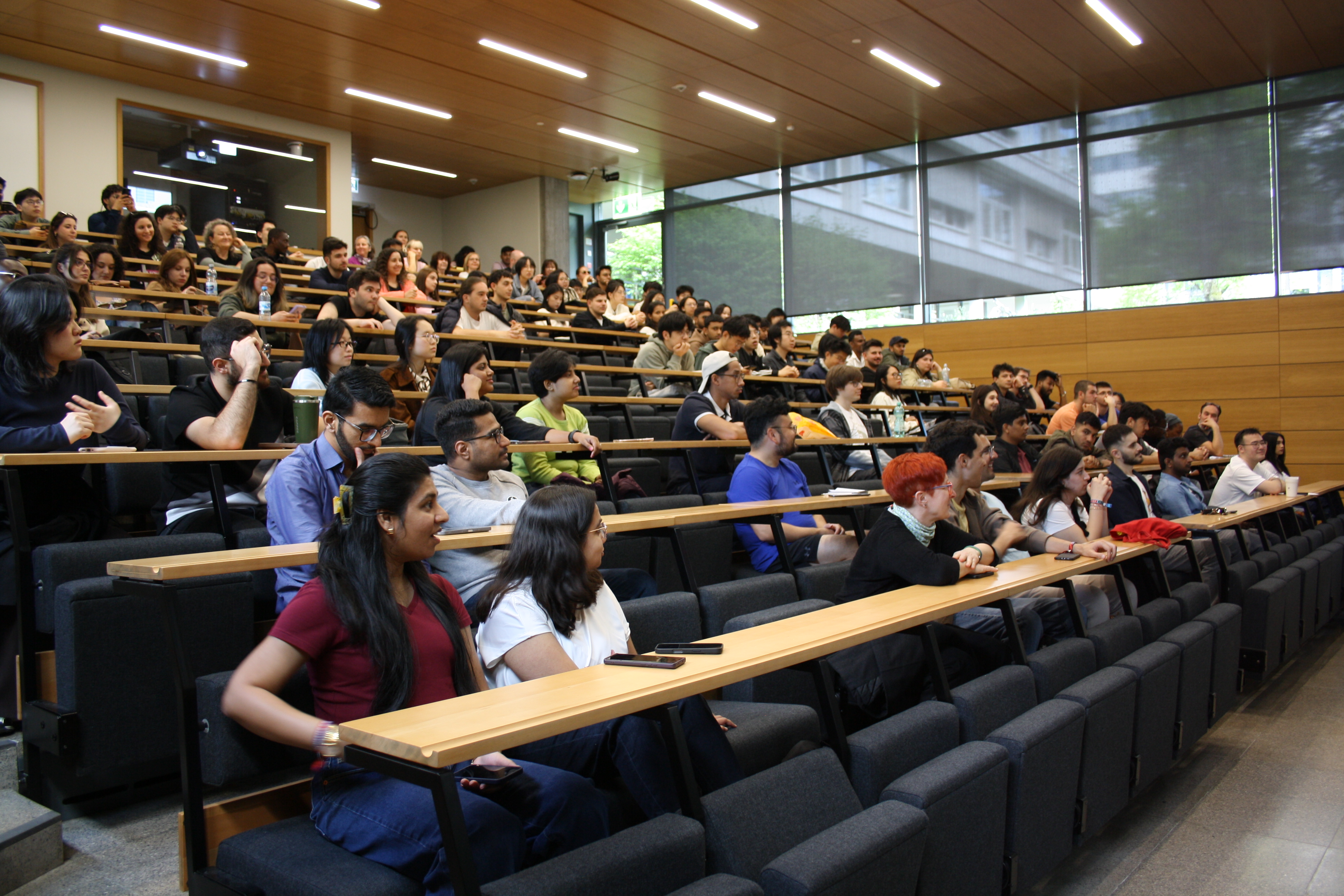 Studenten in einem modernen H&ouml;rsaal w&auml;hrend einer Vorlesung.