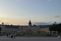 Blick über die Skyline von New York City mit Wolkenkratzern und blauem Himmel.