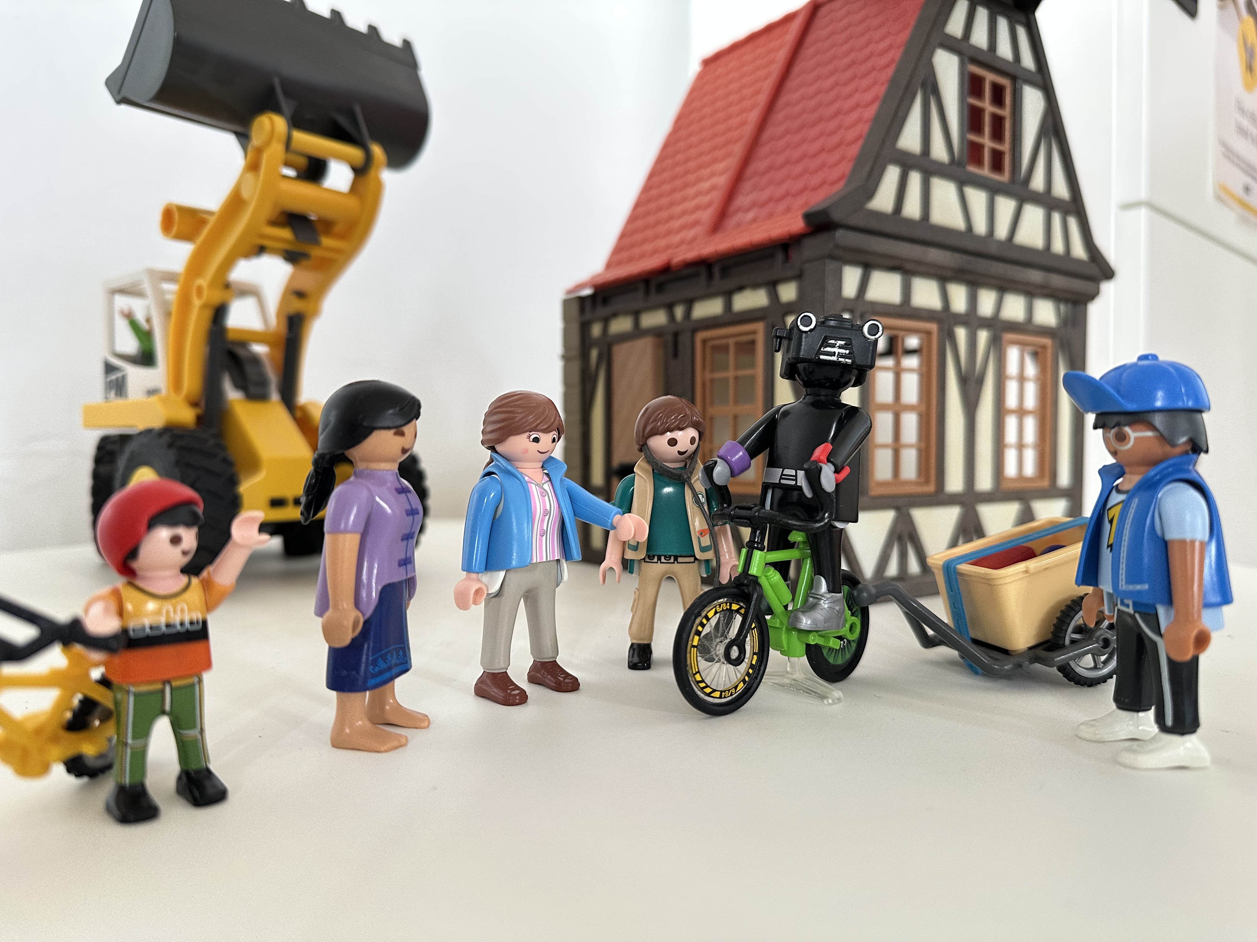 Playmobilfiguren vor Fachwerkhaus