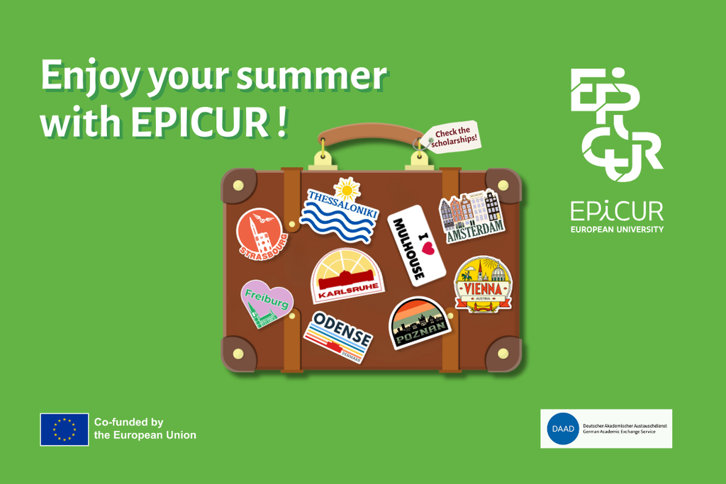 Großer brauner Reisekoffer mit bunten Stickern auf grünem Hintergrund; daneben EPiCUR-Logo und Text.