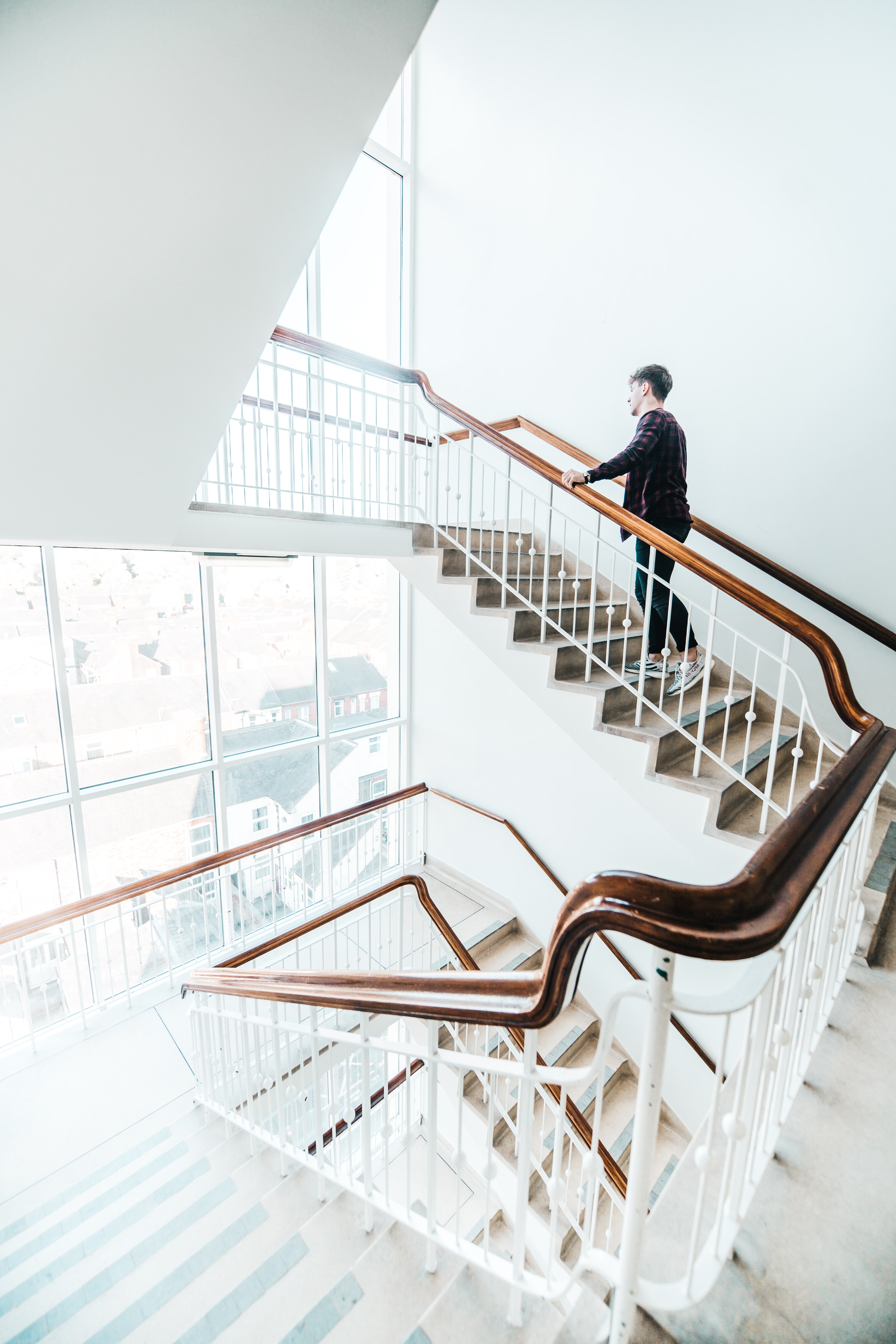 Student besteigt Treppe