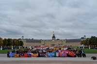 Großes internationales Studenten-Event vor Schloss Karlsruhe mit verschiedenen Nationalflaggen.