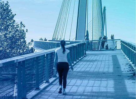 Frau auf Brücke
