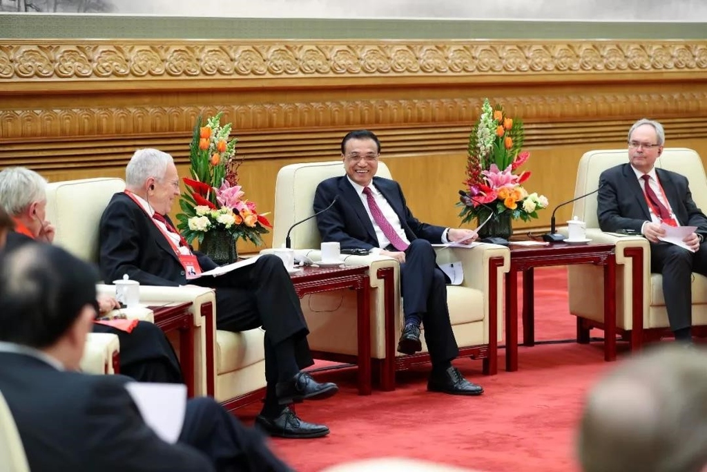 Professor Fleischer talks with China's Premier