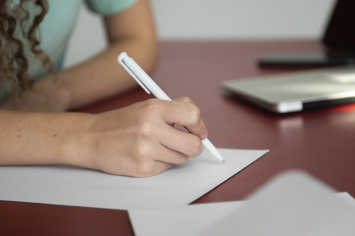 Frau schreibt