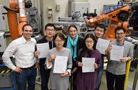 Prof. Gisela Lanza und Jens Bürgin vom wbk Institut für Produktionstechnik mit fünf Austauschstudenten der Soochow University 