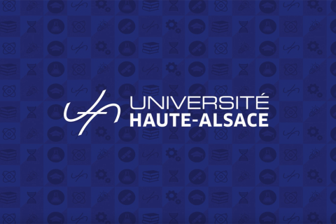 Logo der Universität Haute-Alsace vor blauem Musterhintergrund.