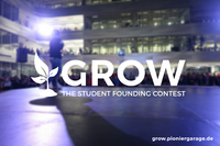 Studentischer Gründerwettbewerb "GROW" mit Vortrag und Publikum in modernem Gebäude.