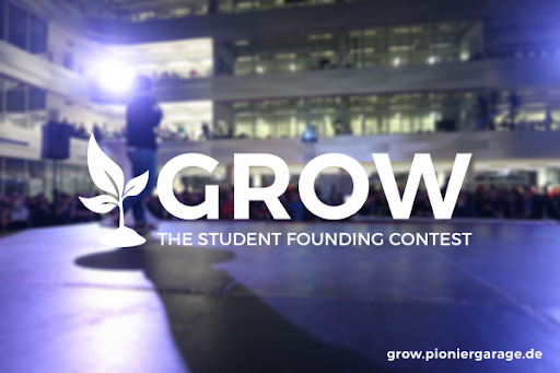 Studentischer Gründerwettbewerb "GROW" mit Vortrag und Publikum in modernem Gebäude.